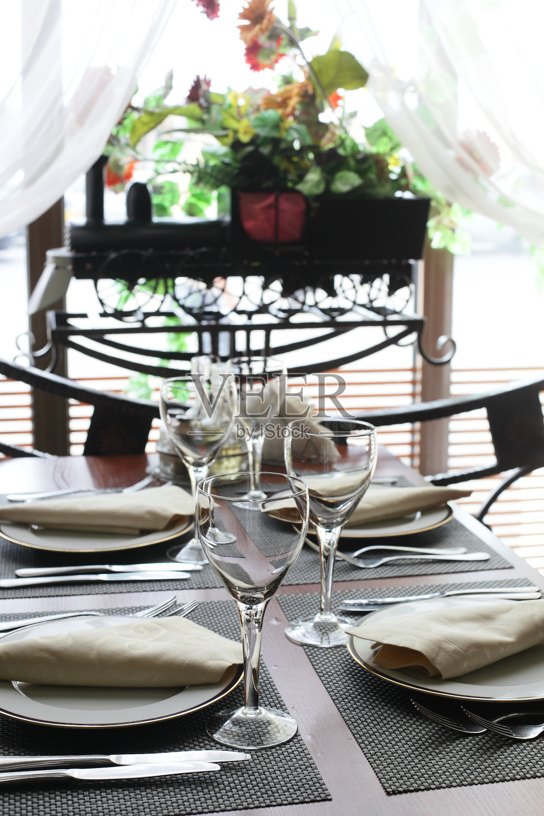 黄色的欧洲餐厅照片摄影图片