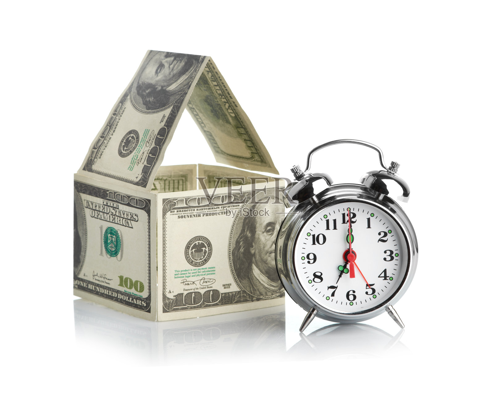 房子由美元和闹钟。照片摄影图片