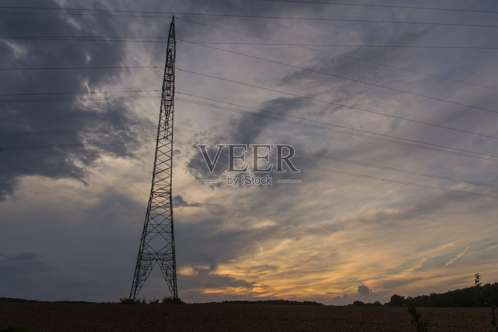 日落时分的电塔照片摄影图片