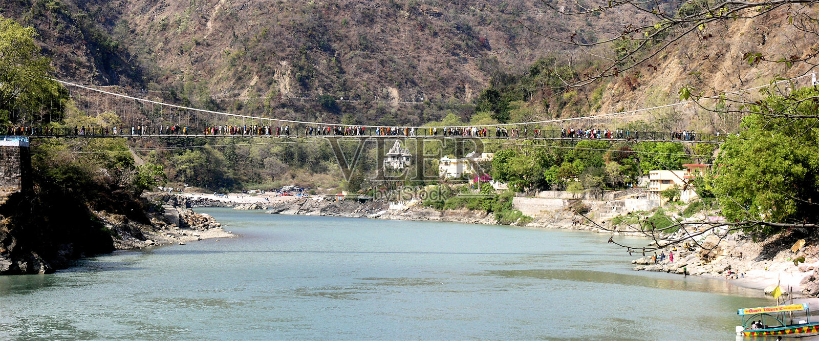 在恒河圣河上的朱勒哈桥照片摄影图片