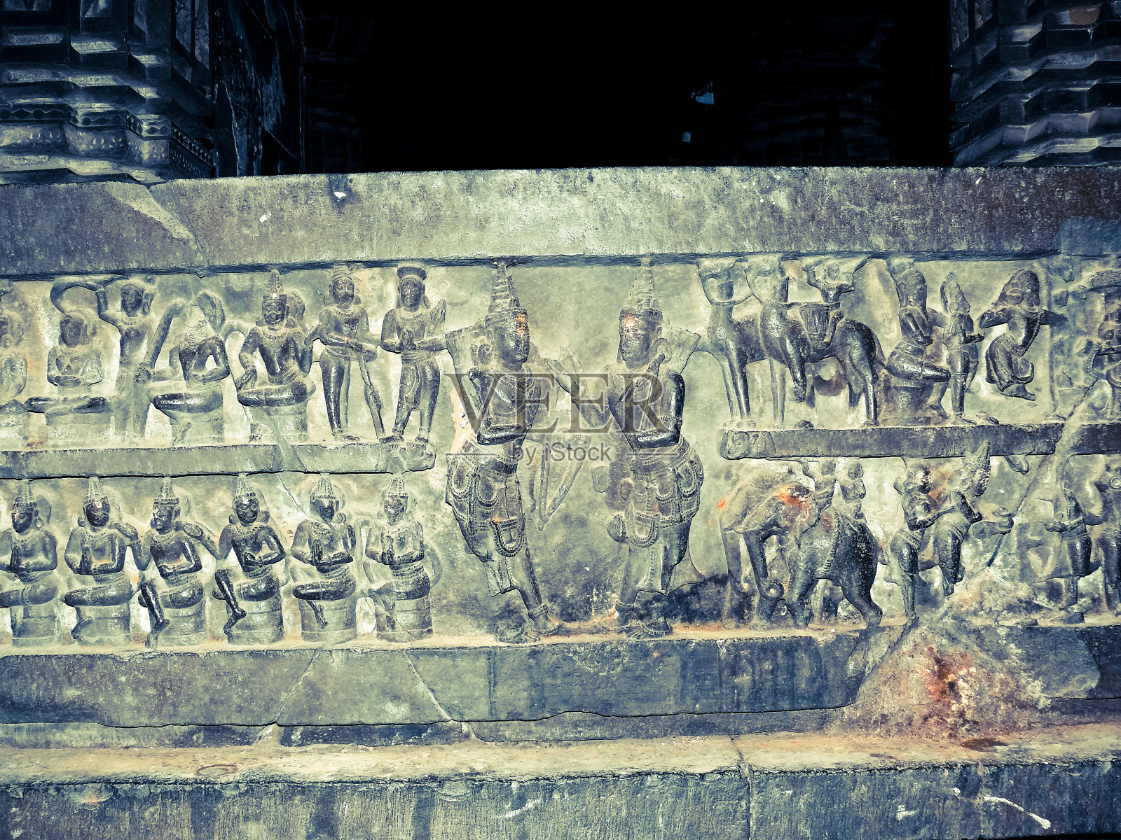 摩诃婆罗多的神话故事被雕刻在寺庙的墙上照片摄影图片
