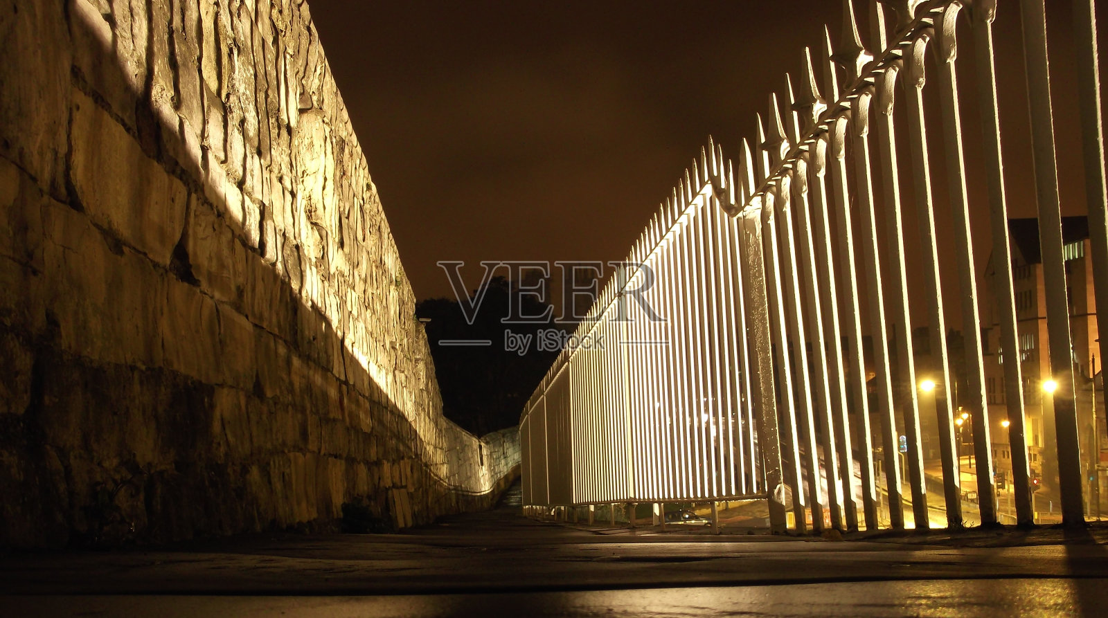 夜晚在城墙上拍摄的约克大教堂照片摄影图片