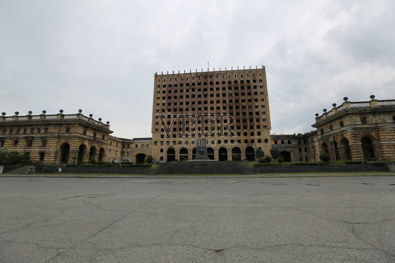 被毁的苏呼米政府大楼照片摄影图片