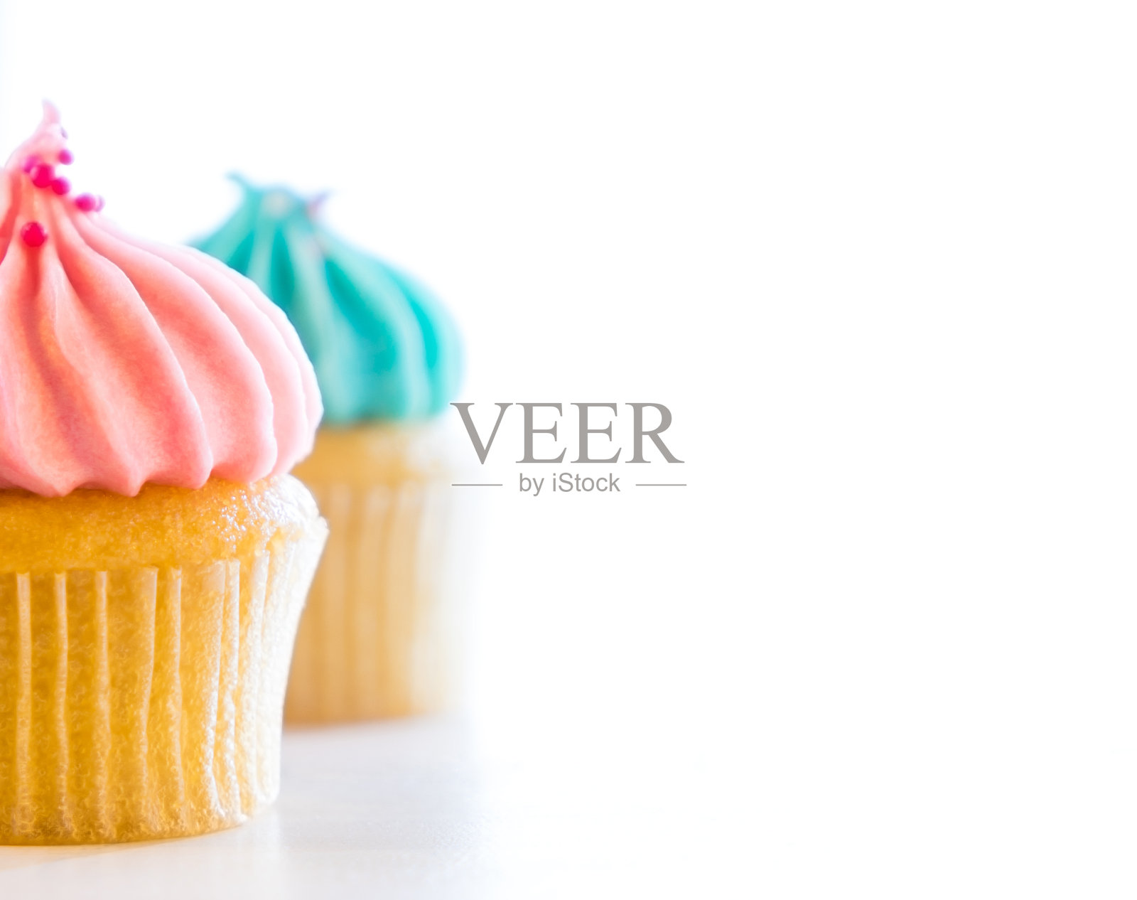 粉彩杯蛋糕松饼在白色的背景照片摄影图片