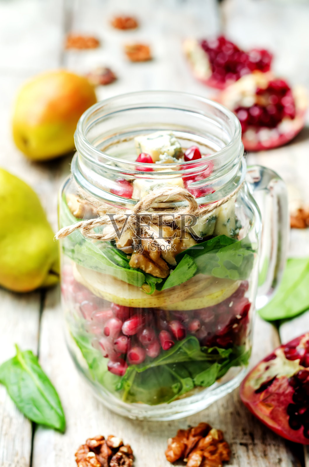 自制梨，菠菜，核桃，石榴，蓝奶酪沙拉照片摄影图片