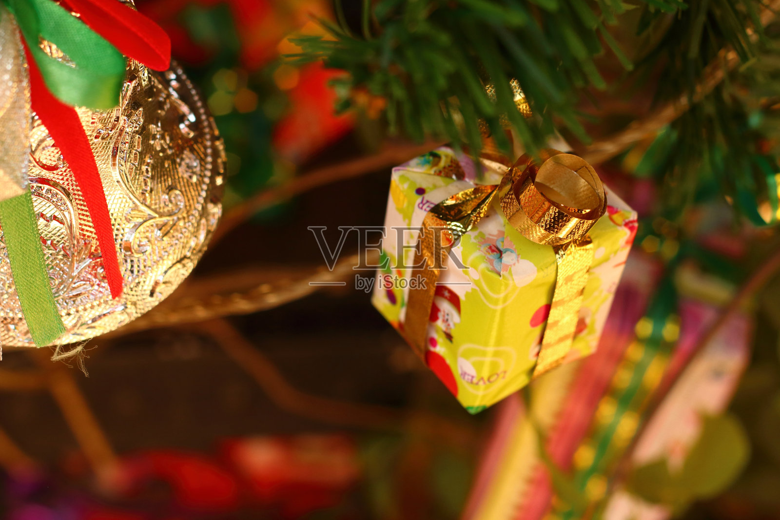 圣诞树上的圣诞装饰照片摄影图片