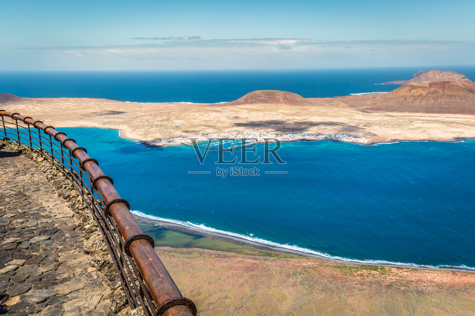 从兰扎罗特岛的米拉多德尔里奥岛看格霍萨岛，照片摄影图片