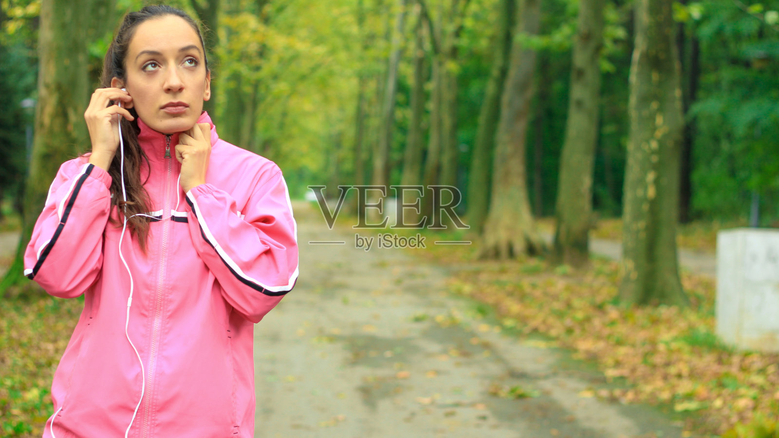 迷人的女孩在大自然中练习照片摄影图片