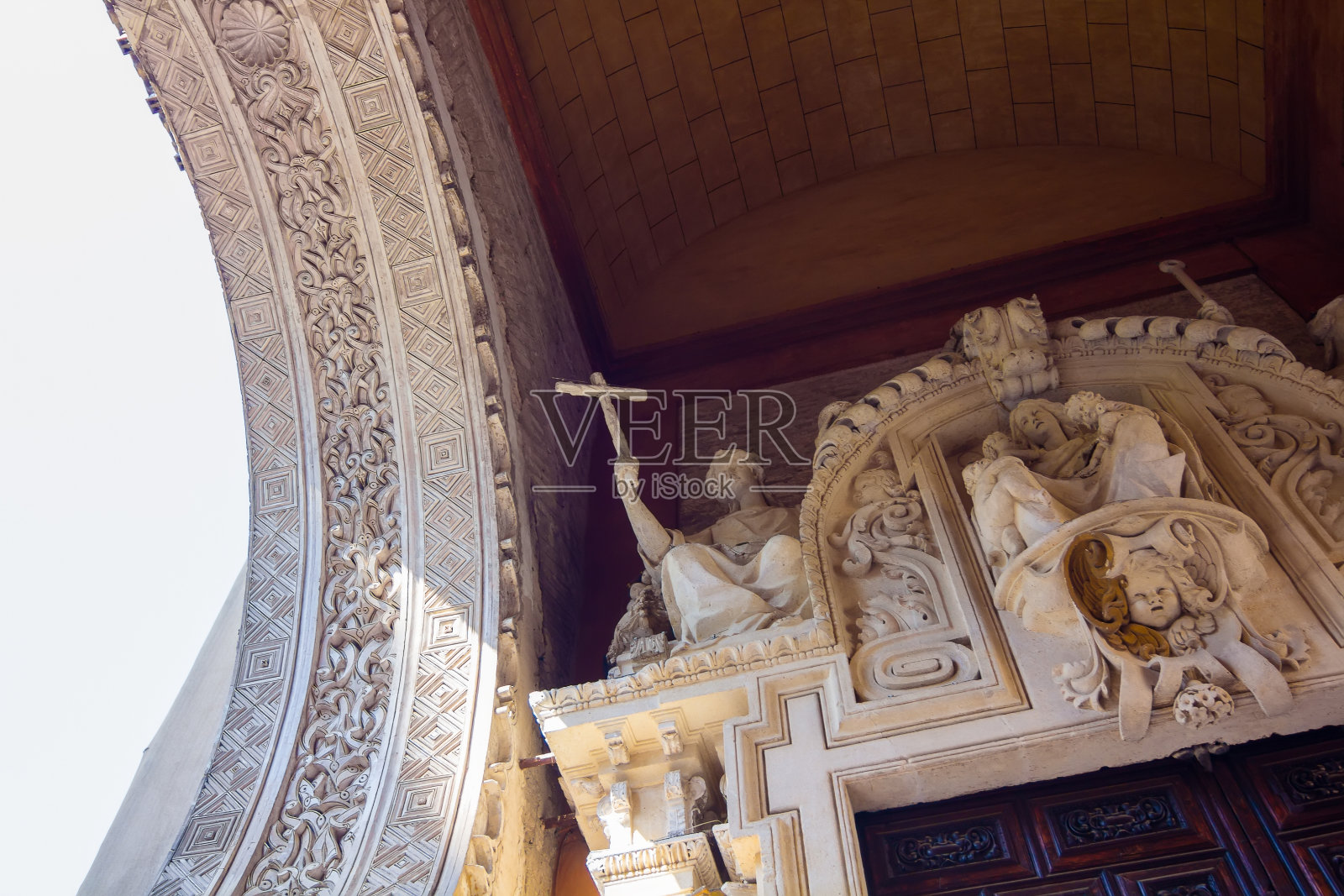 塞维利亚的拉吉拉尔达大教堂入口令人印象深刻，照片摄影图片