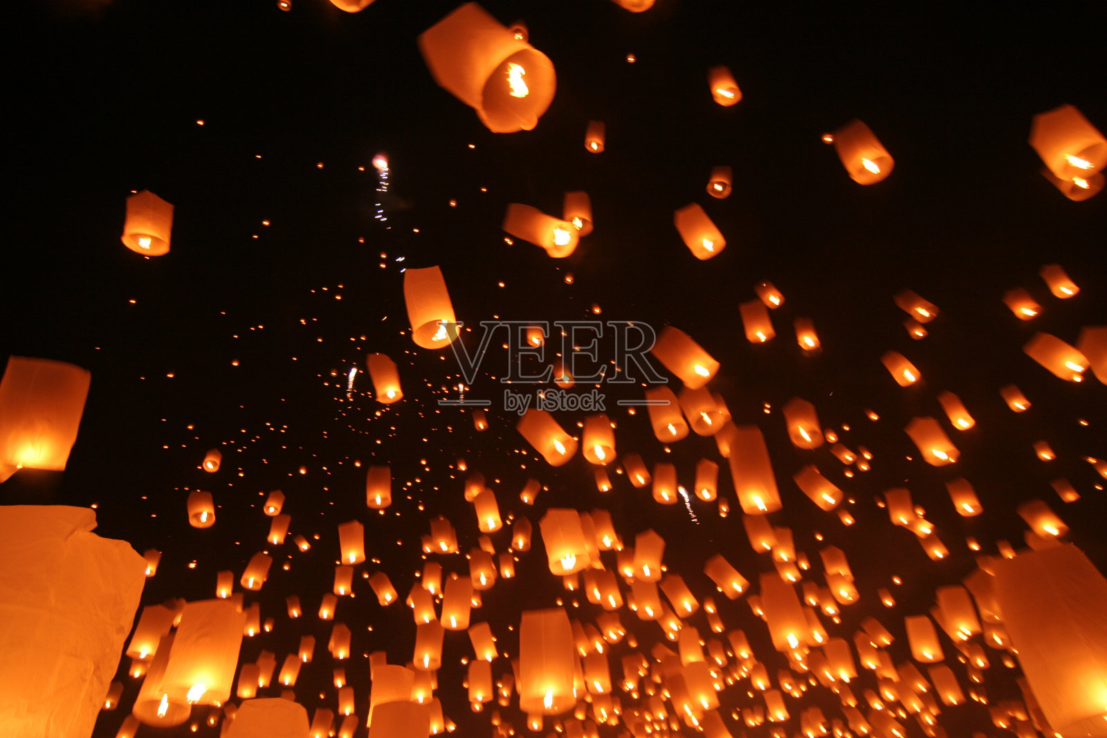 叶鹏节放飞天灯照片摄影图片