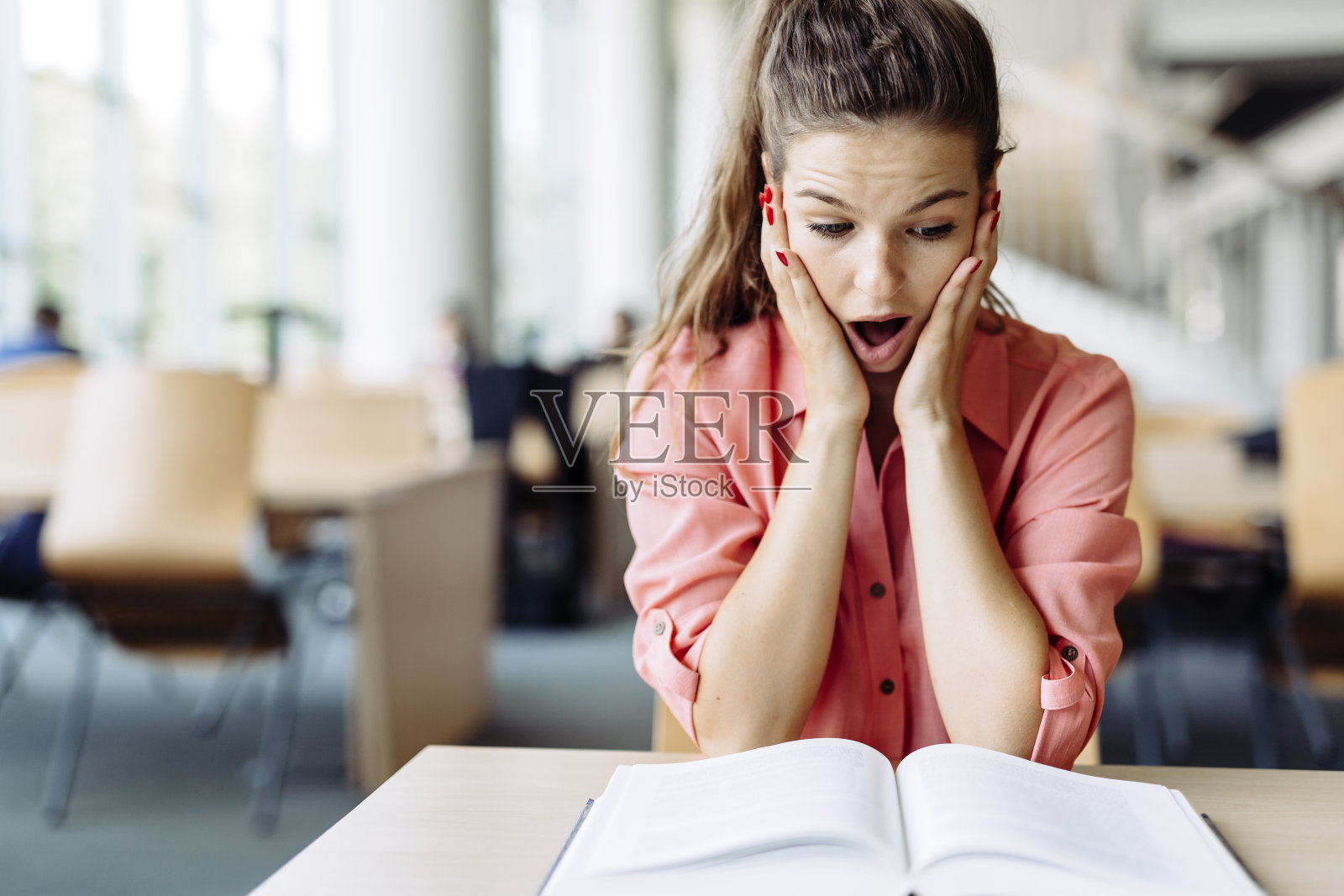 女学生在图书馆学习照片摄影图片