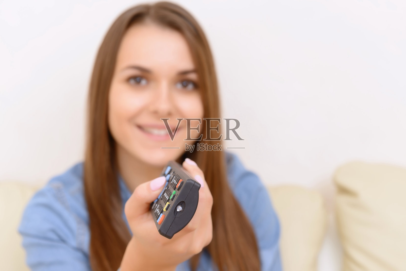 女孩迷恋和看电视照片摄影图片