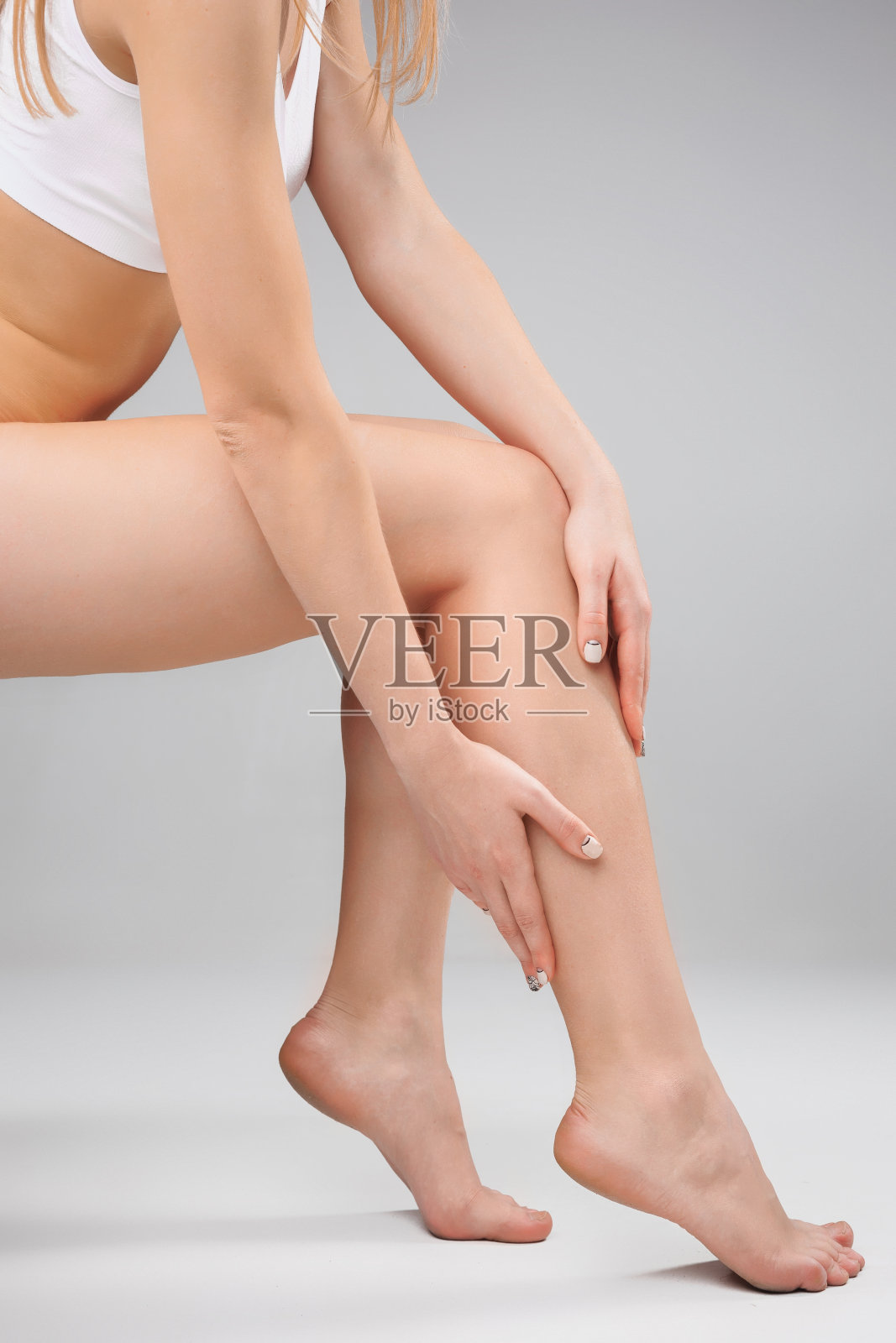 女性的腿和手，白色背景照片摄影图片