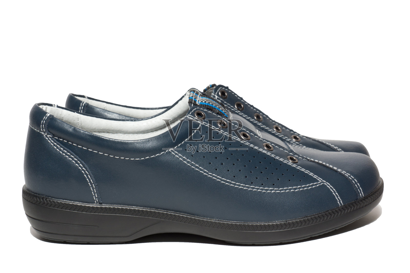 白色背景上的鞋子照片摄影图片