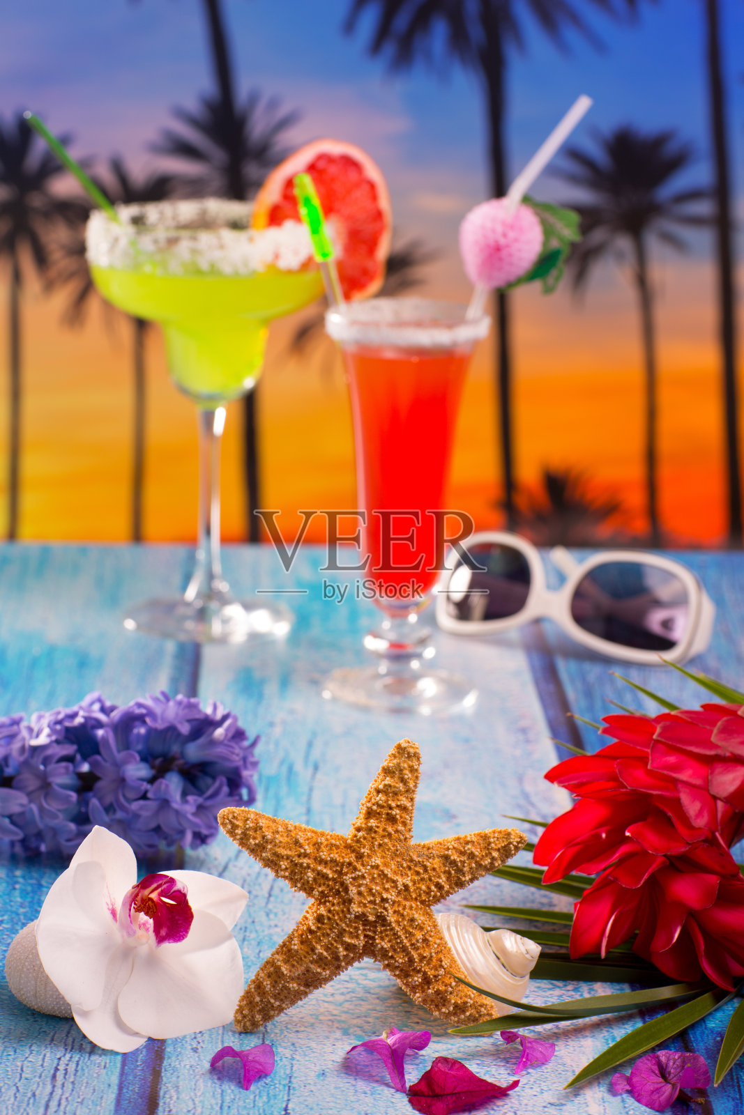鸡尾酒玛格丽塔在海滩上性感多彩的热带照片摄影图片