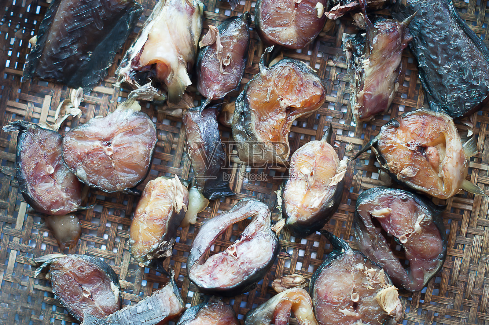 在篮子里晒干的鲶鱼照片摄影图片