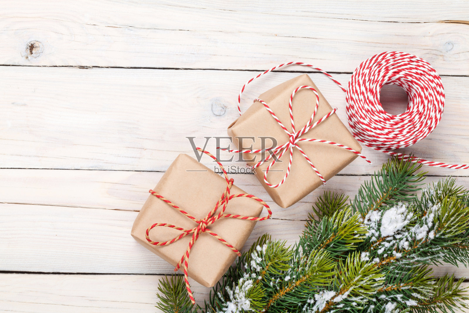 圣诞树与雪和礼物盒照片摄影图片