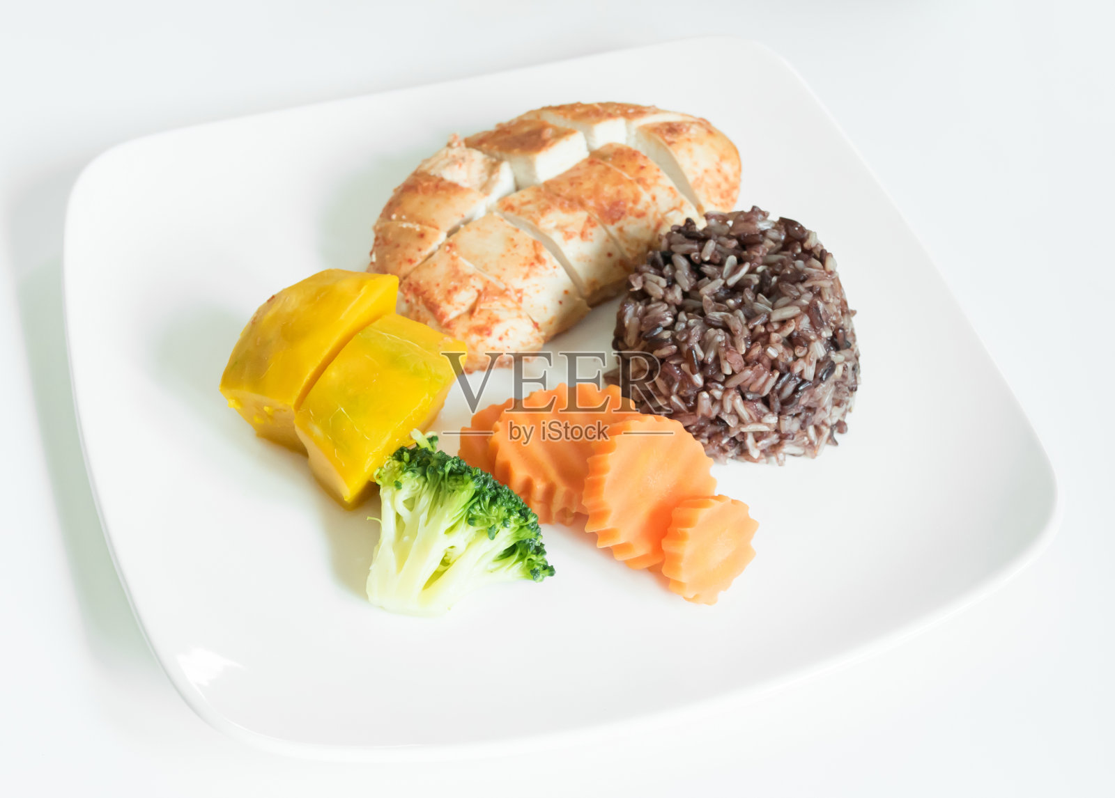 清洁食品，蔬菜烤鸡和米饭浆果照片摄影图片