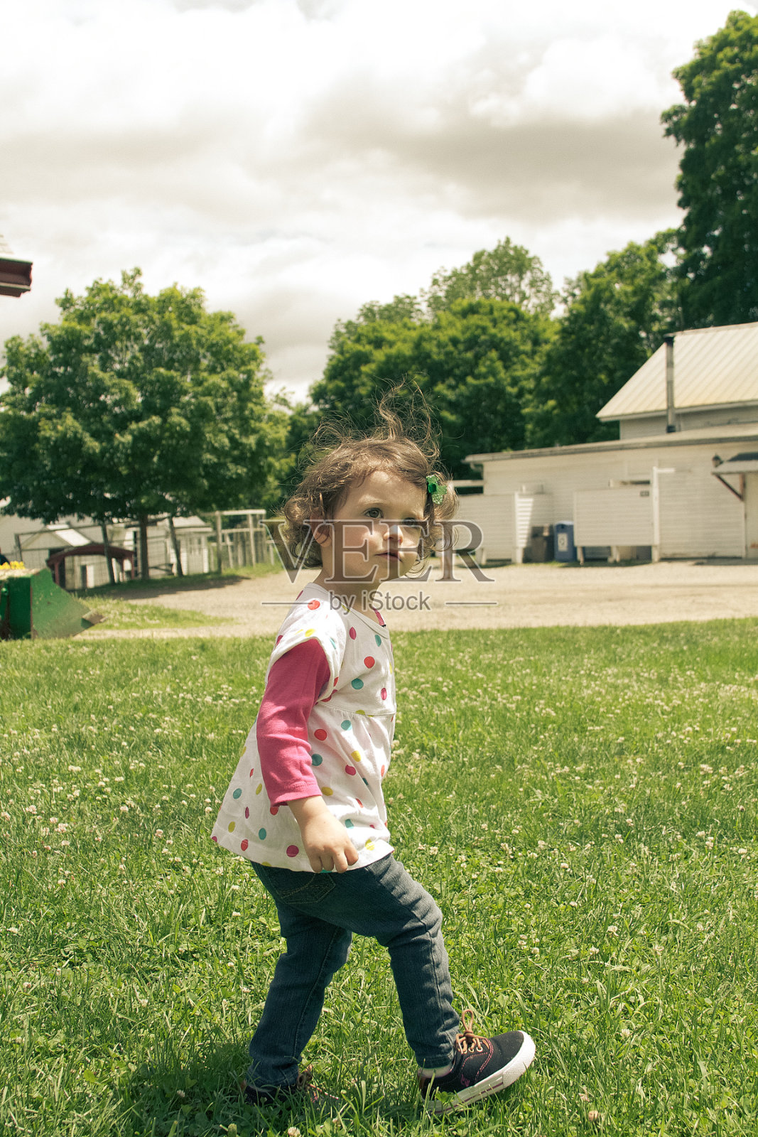 农场里的小女孩照片摄影图片