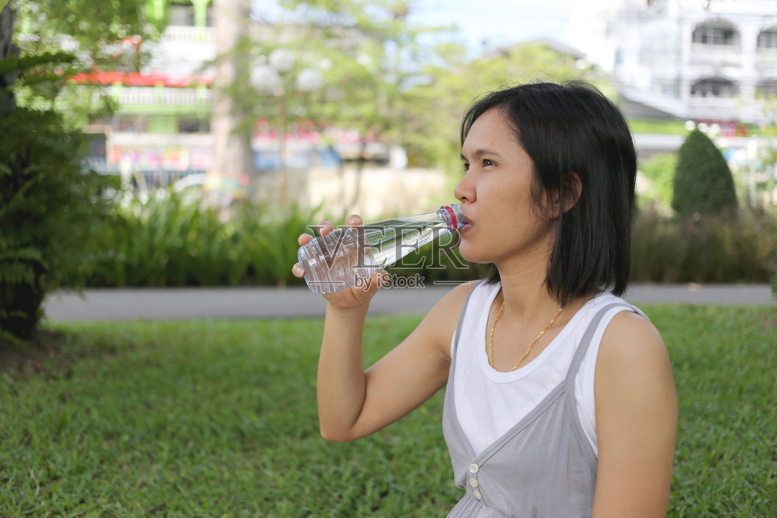 一位泰国孕妇在喝水。照片摄影图片