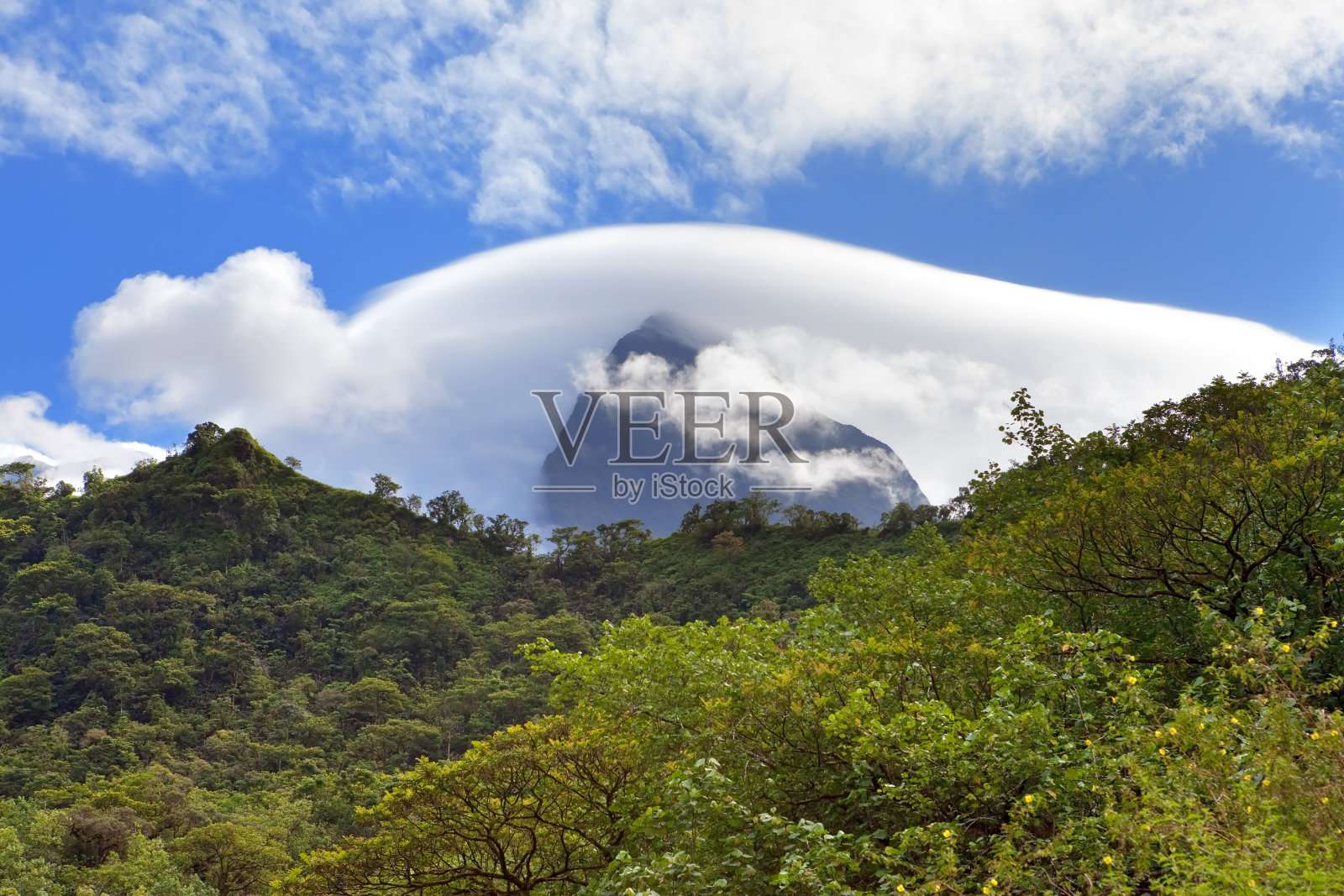 塔希提岛。波利尼西亚。山上的云照片摄影图片