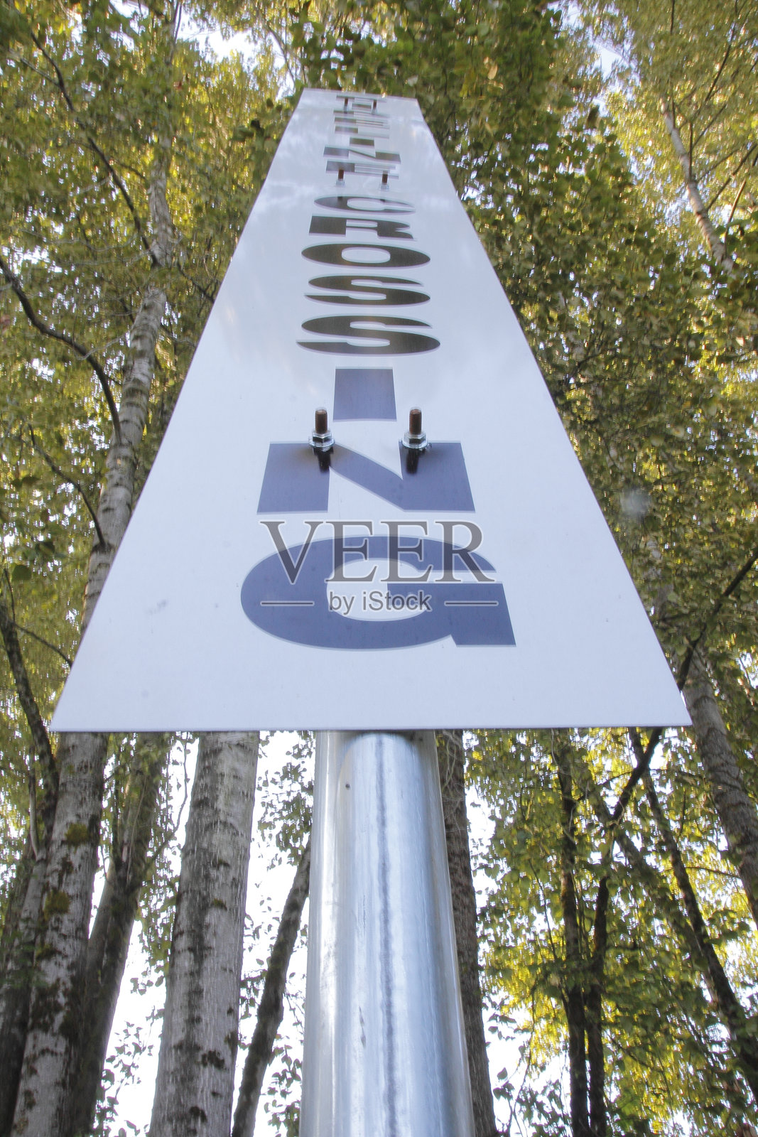 输油管道标志和森林照片摄影图片