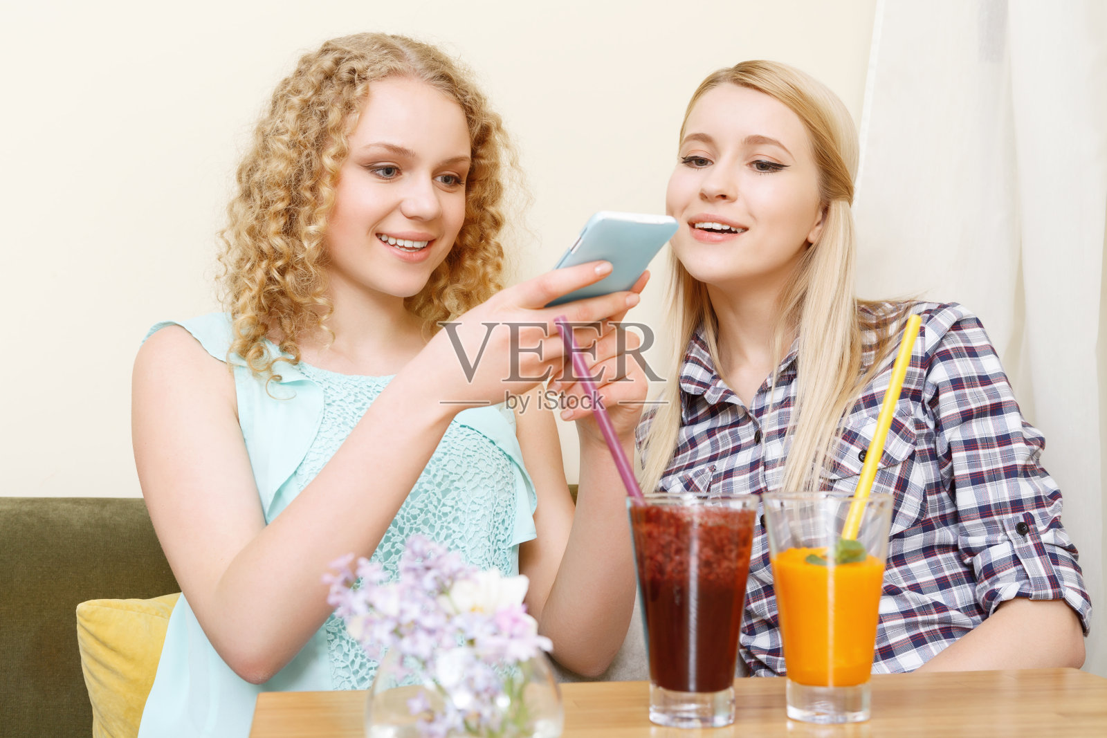 两个女孩在咖啡馆里拍鸡尾酒照照片摄影图片