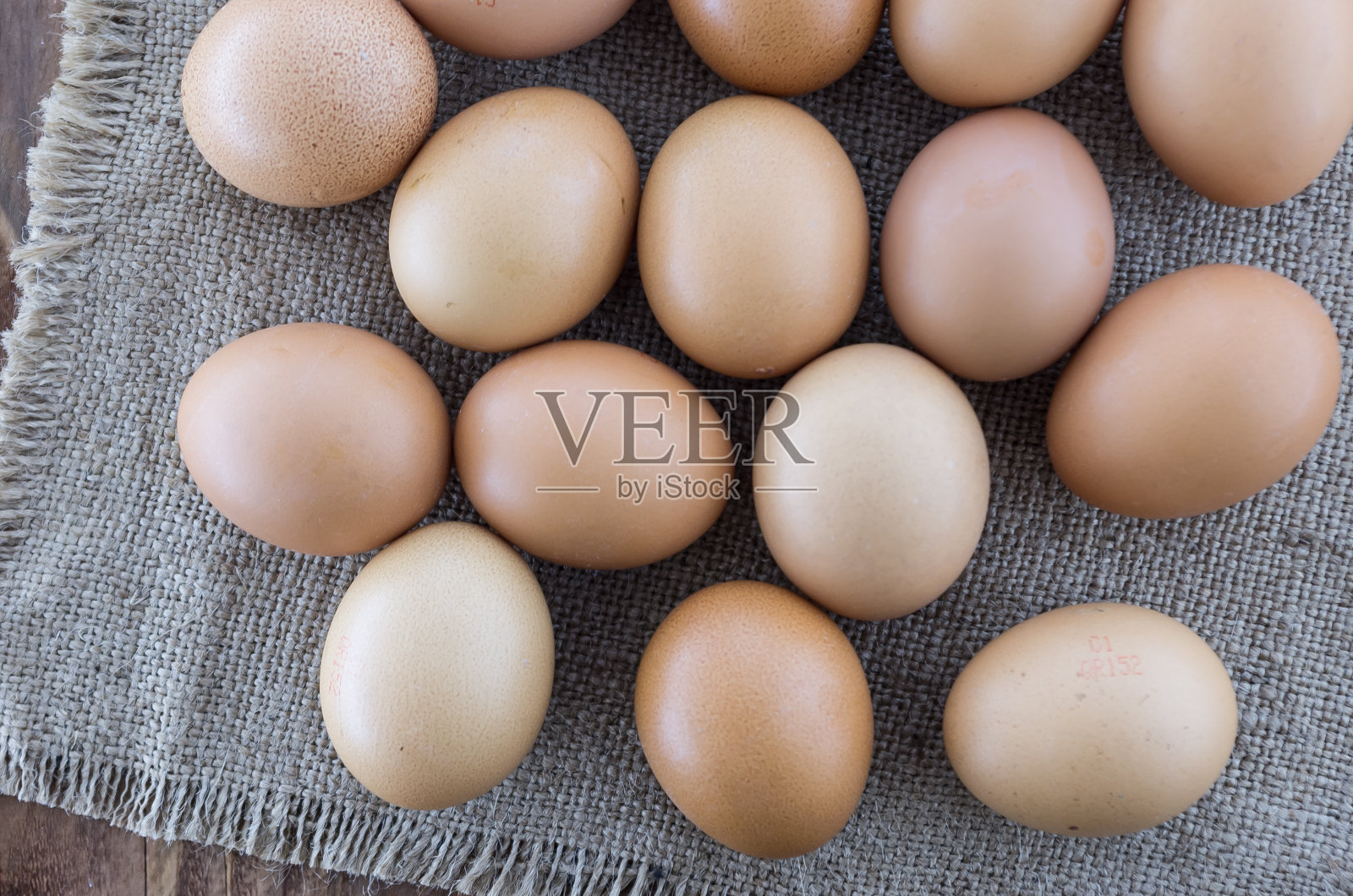 木桌上的棕色鸡蛋。照片摄影图片