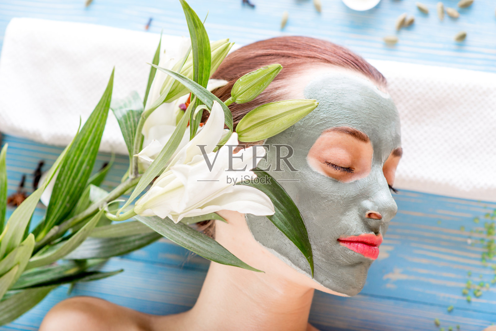 做spa面膜的女人照片摄影图片