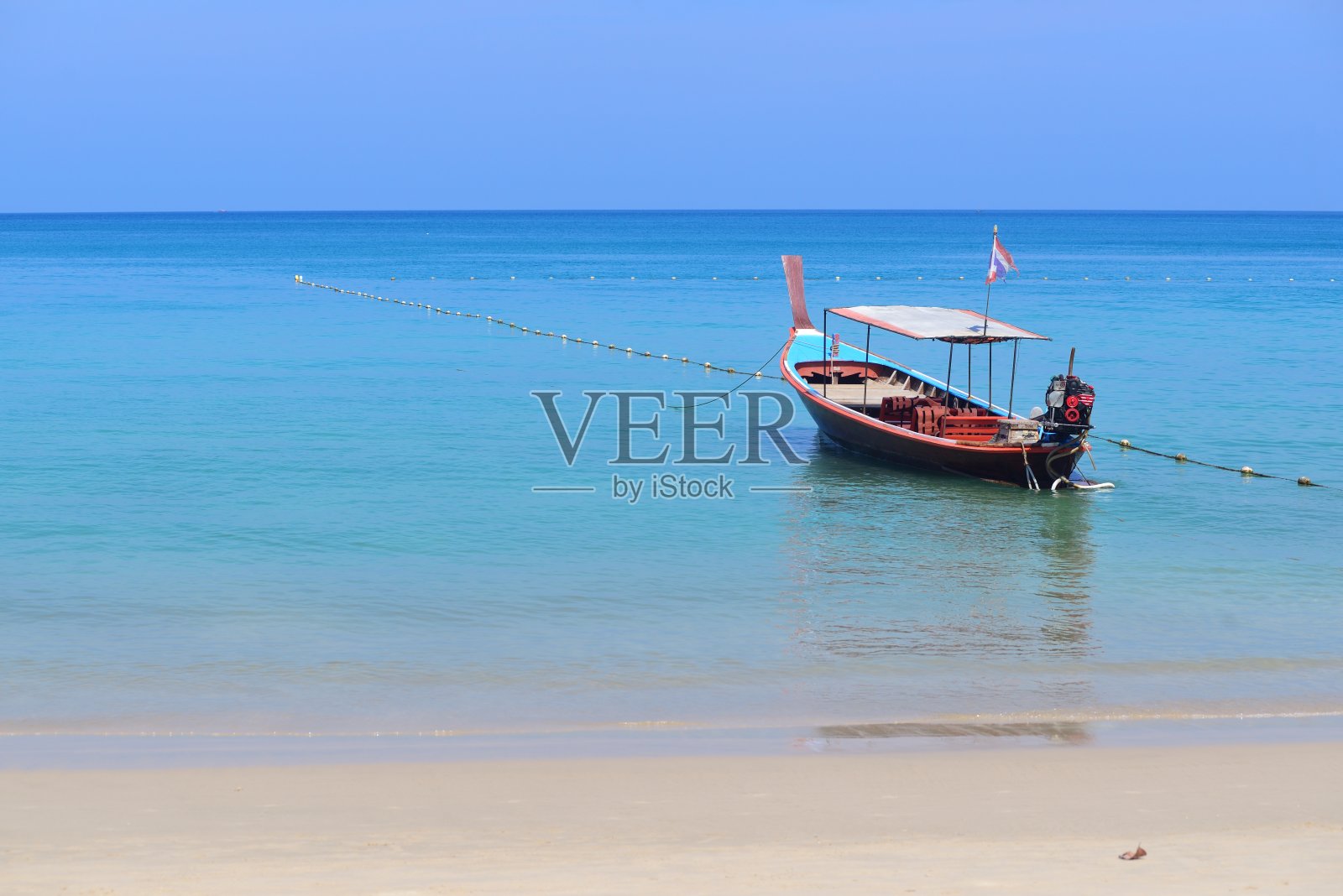 普吉岛海滩有长尾船照片摄影图片