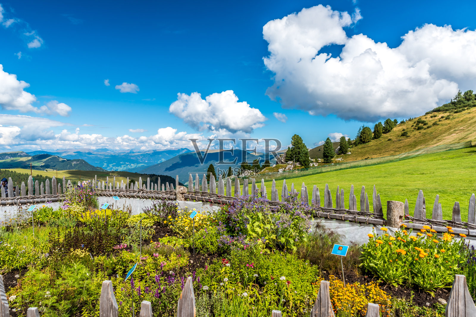 在意大利美丽的多洛米特山脉徒步旅行照片摄影图片