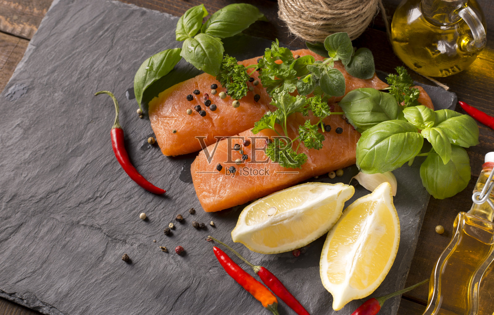 生三文鱼片配柠檬照片摄影图片