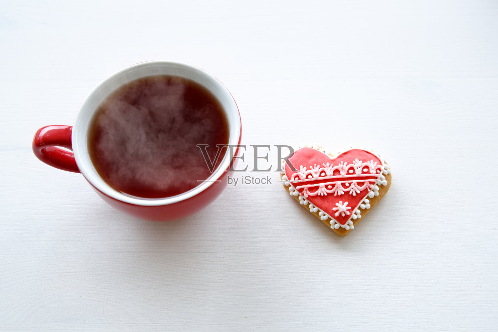 茶杯里有甜的心形饼干照片摄影图片