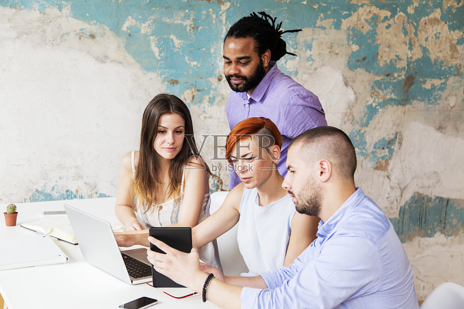 在垃圾办公室工作的年轻人照片摄影图片