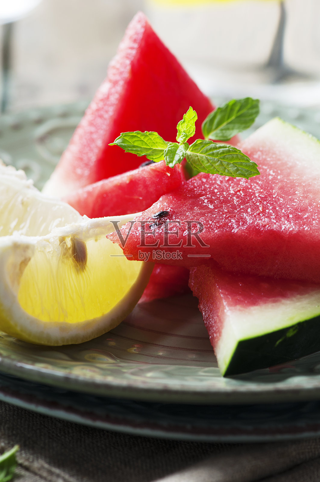 木桌上放着新鲜的西瓜和柠檬照片摄影图片