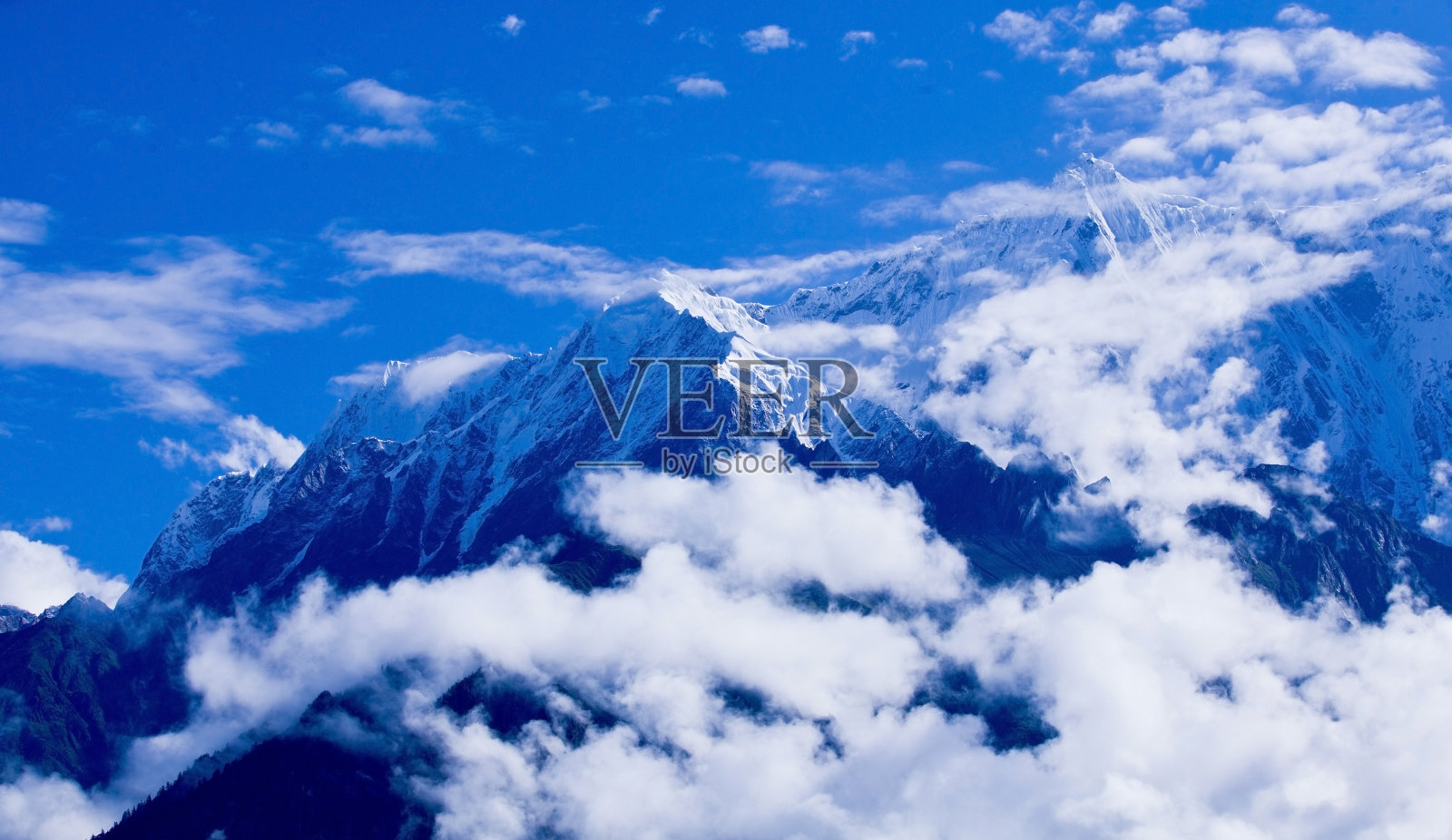 在中国西藏,雪山照片摄影图片