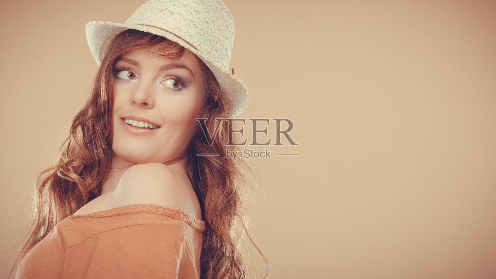 可爱的女孩穿着鲜艳的夏装戴着草帽照片摄影图片