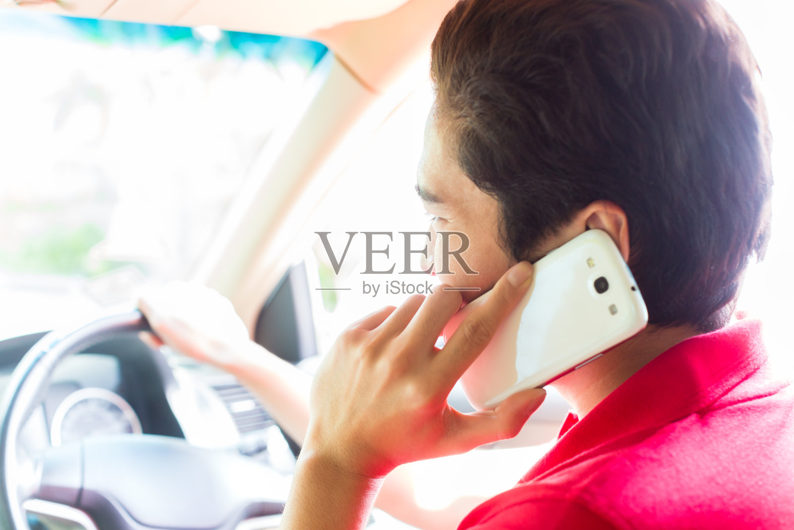 亚洲人一边开车一边打电话照片摄影图片
