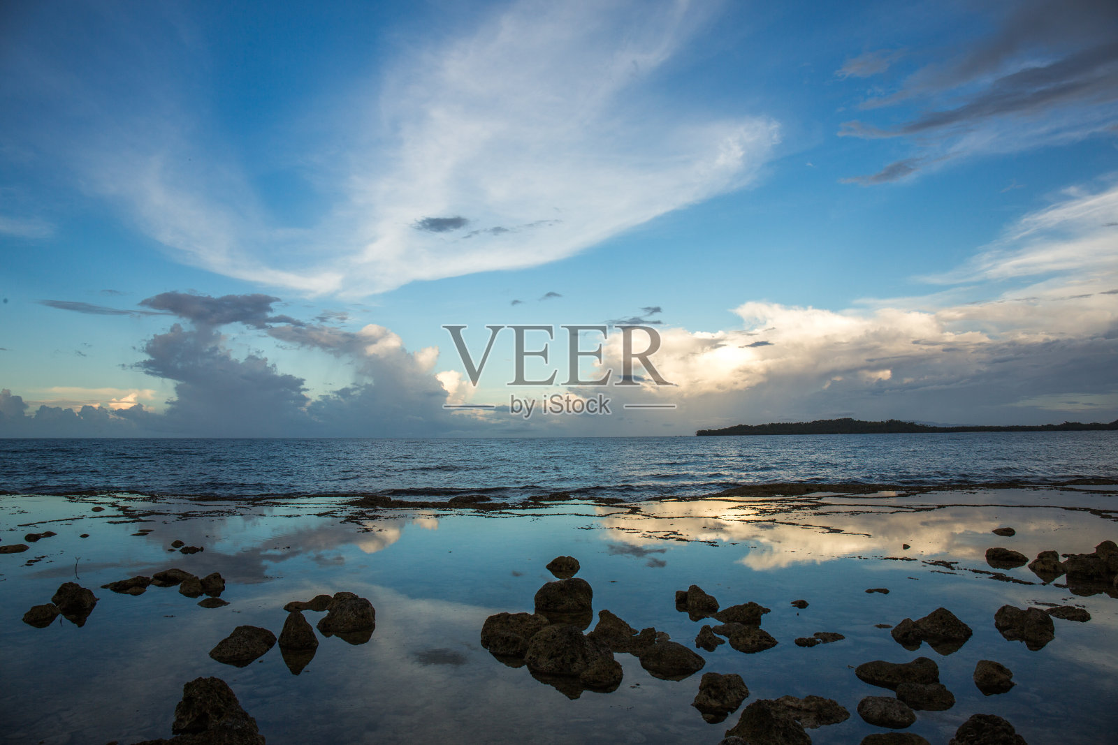 美丽的云在平静的潮汐池照片摄影图片