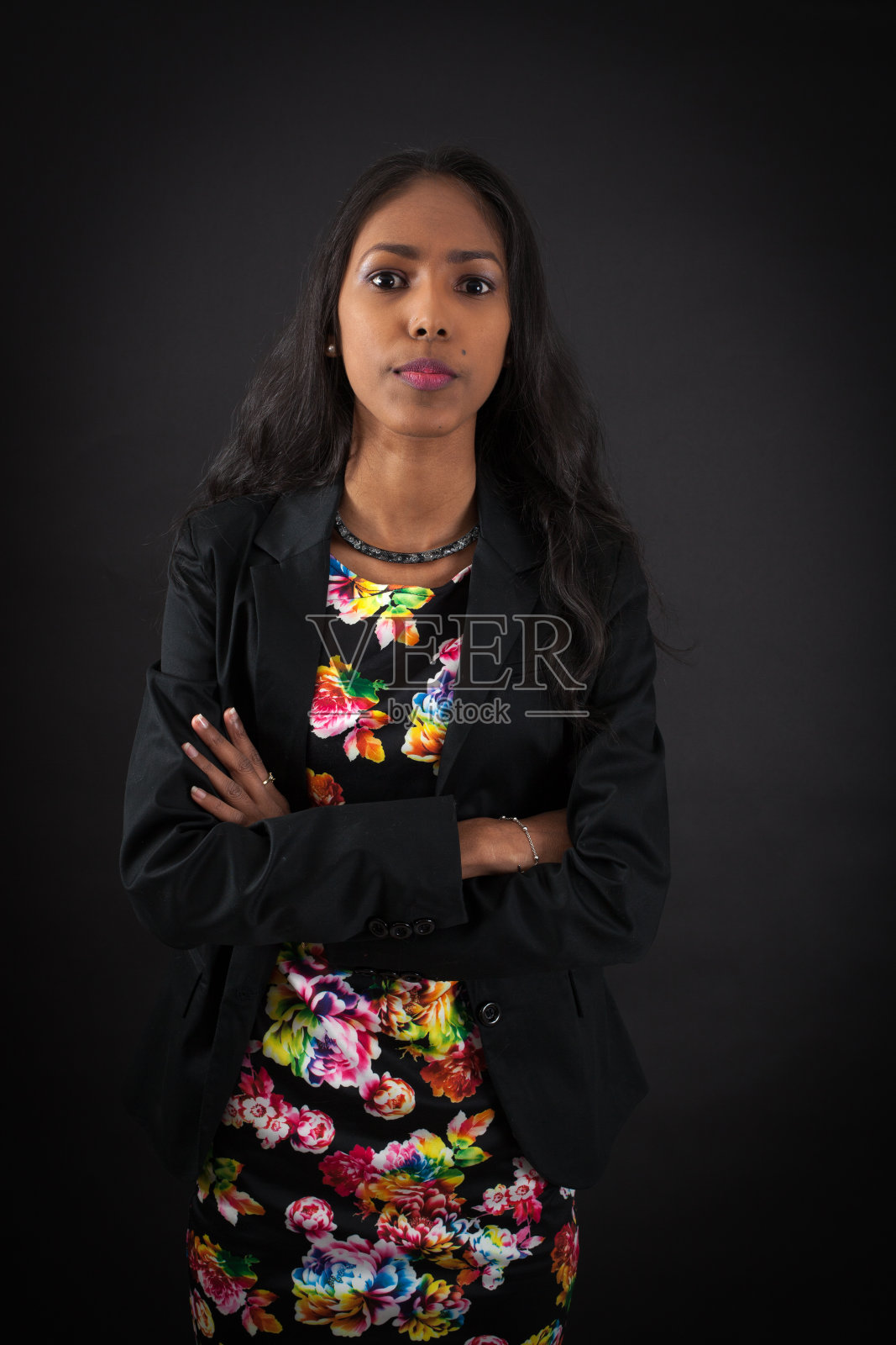 美丽的女人在不同的衣服里有不同的表情照片摄影图片