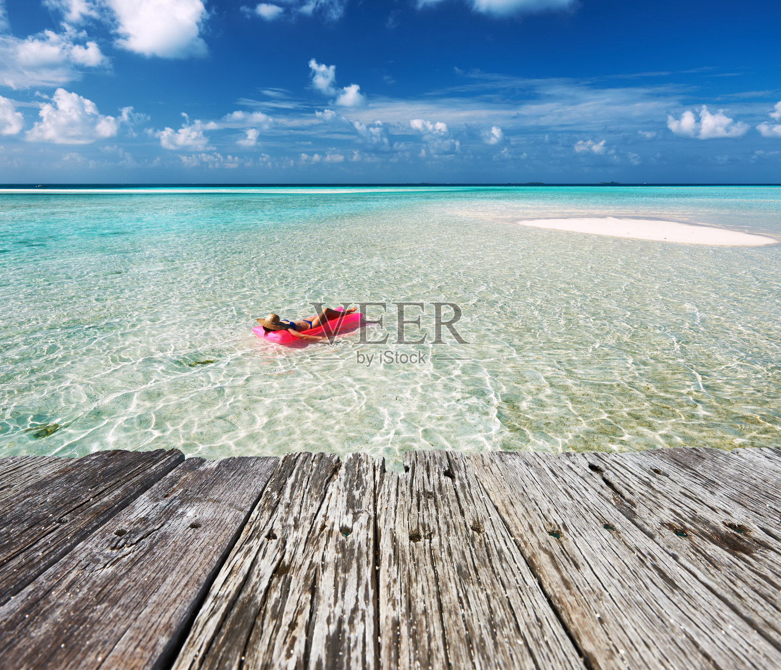 在充气床垫上休息的女人照片摄影图片