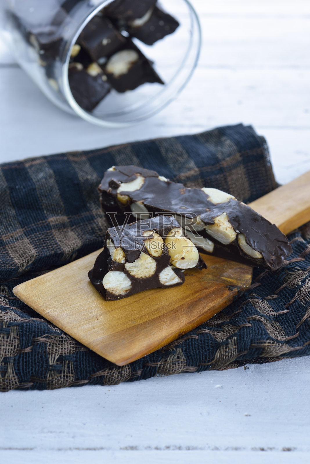 白色桌子上自制的巧克力和坚果照片摄影图片