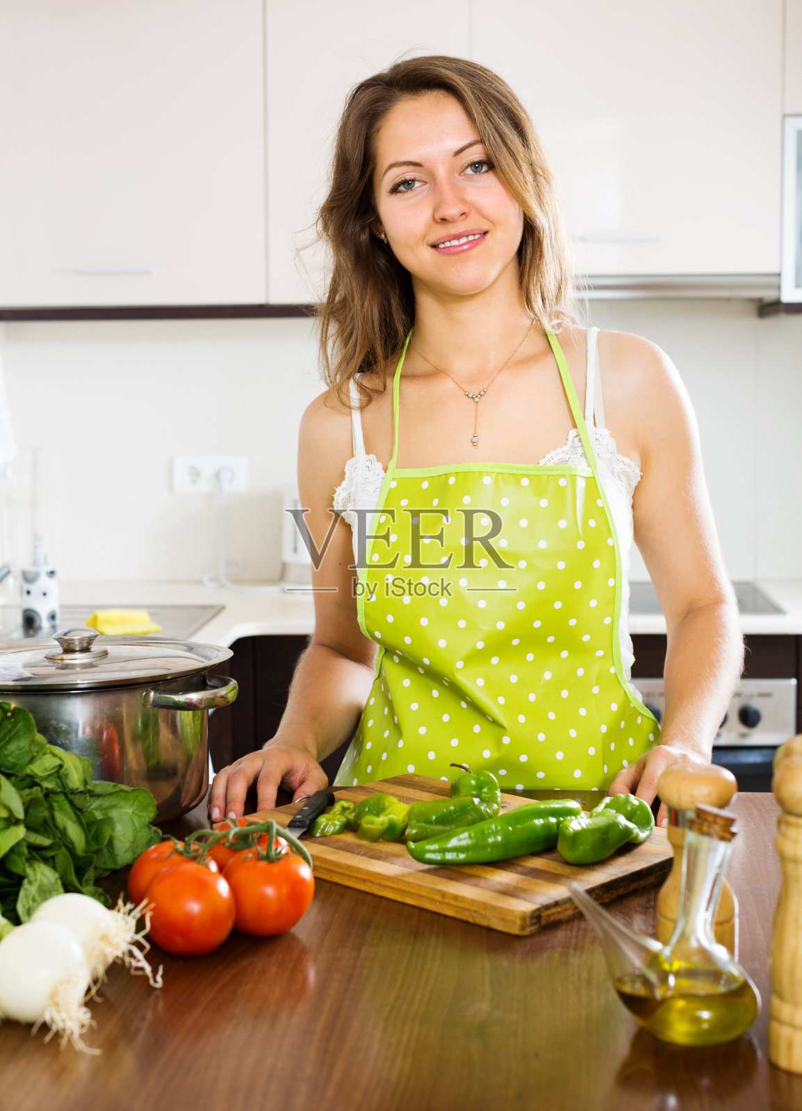 幸福的女人在家厨房照片摄影图片