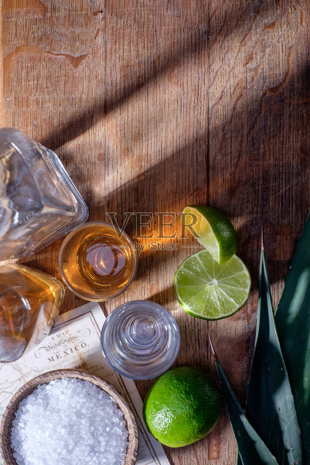 龙舌兰酒桌面照片摄影图片