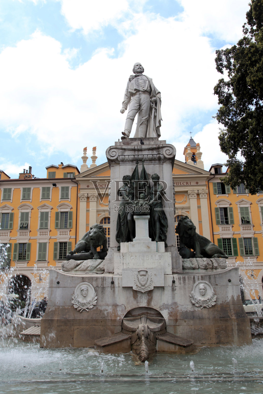 法国尼斯加里波第广场上的加里波第雕像。照片摄影图片