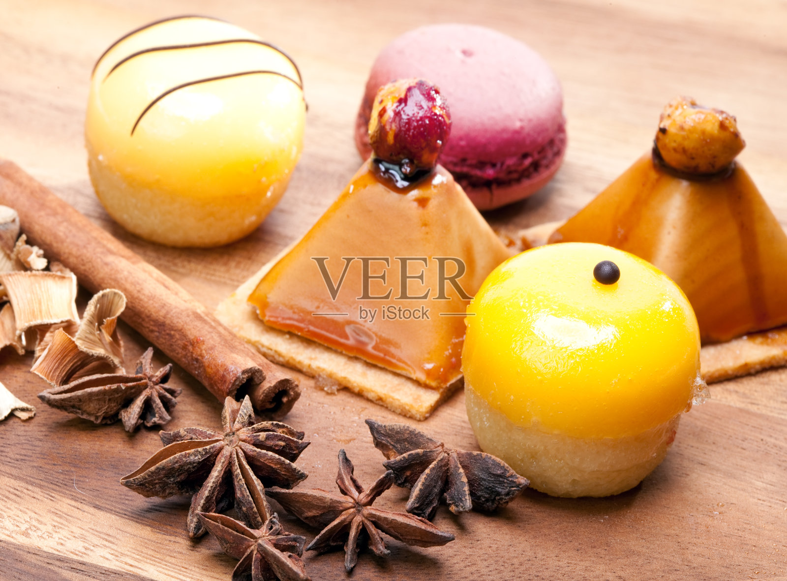 小蛋糕放在木托盘上照片摄影图片