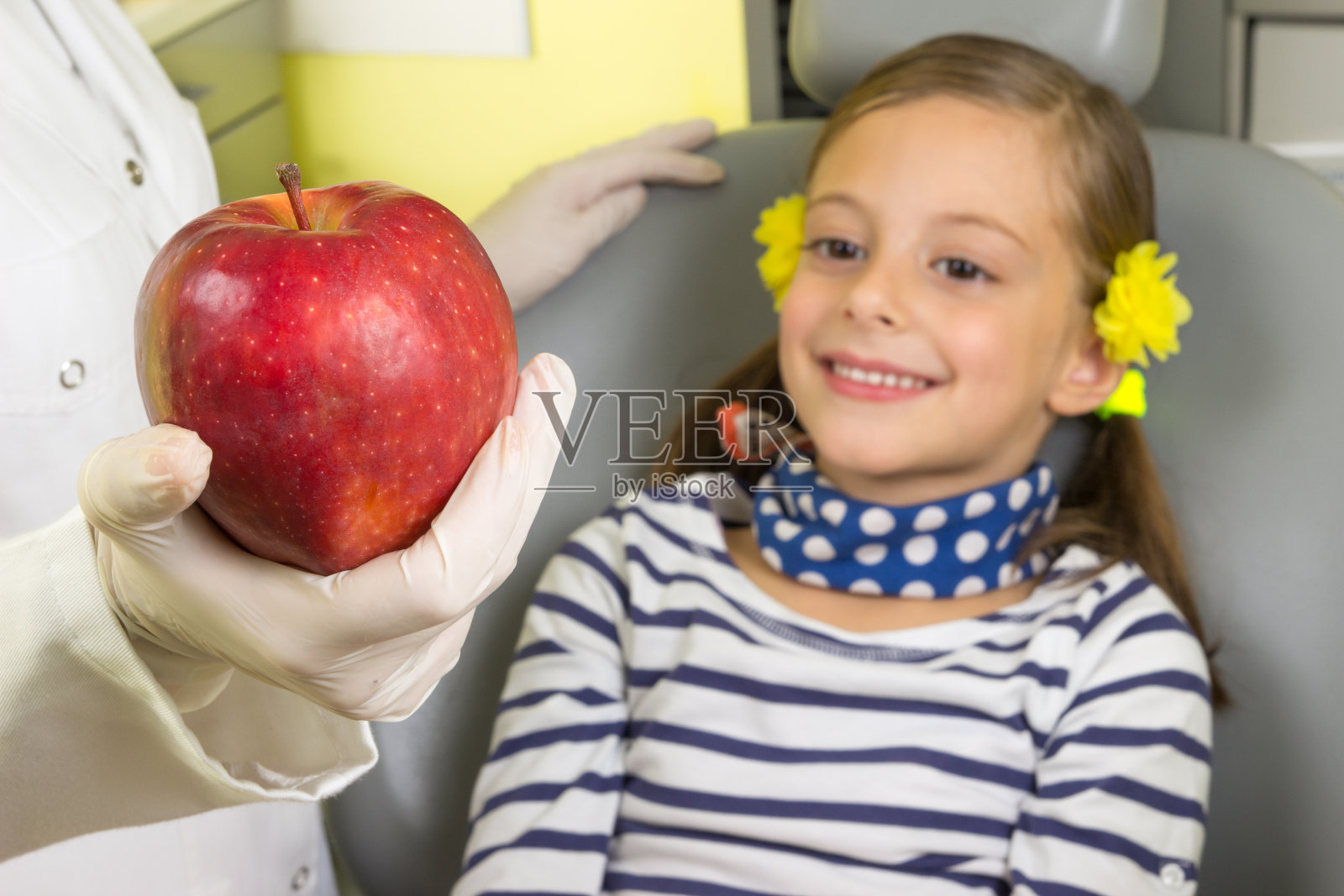 牙医诊所里的小女孩照片摄影图片