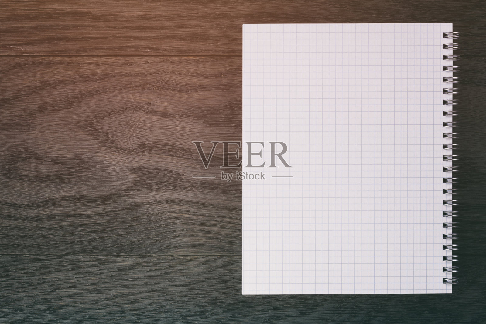 木桌上的空白记事本照片摄影图片