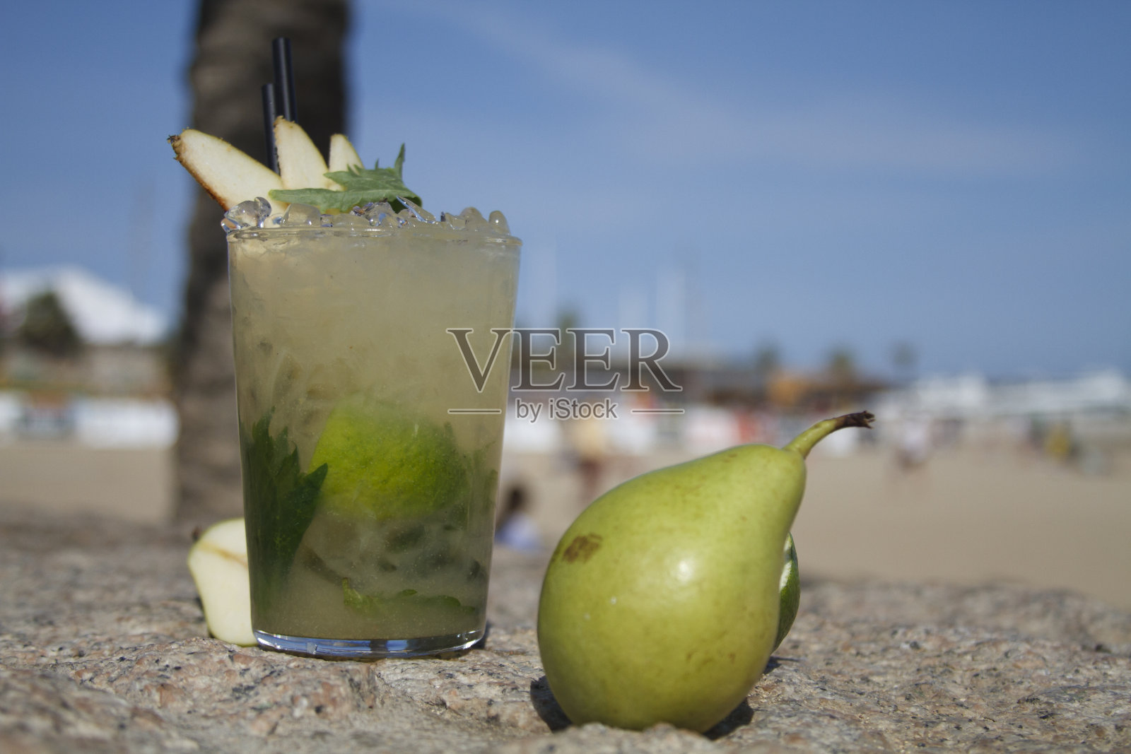 莫吉托杯，吸管和梨照片摄影图片