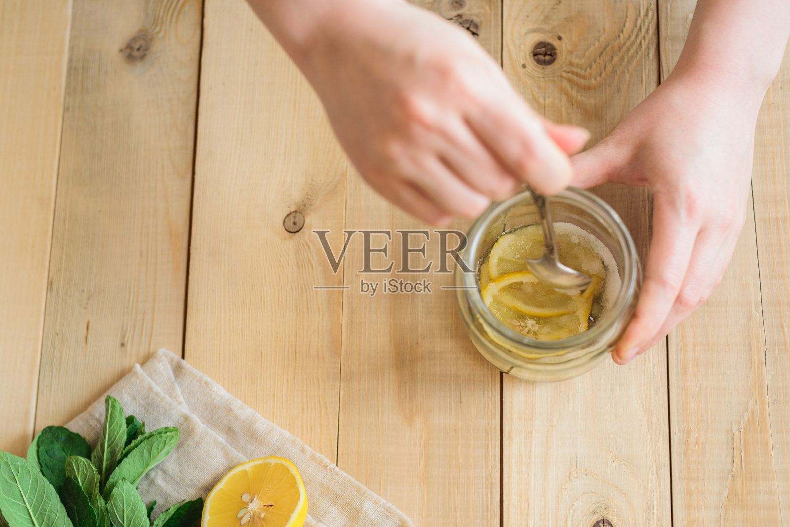 新鲜的自制的柠檬水照片摄影图片